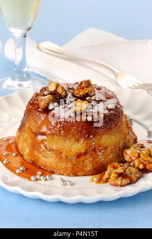 Sformato di Savoiardi (Schwamm finger Backen mit Walnüssen und Karamell, Italien) Stockfoto