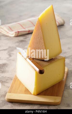 Raclette Käse auf einem Schneidebrett Stockfoto