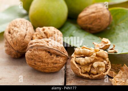 Walnüsse (grün, ganz, geschält und rissig) Stockfoto