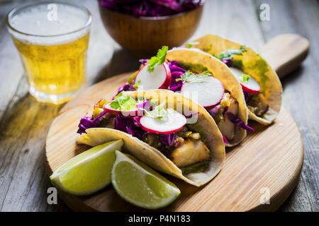 Taco shells mit Huhn und Radieschen (Mexiko) Stockfoto