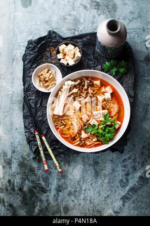 Asiatische Suppe mit Nudeln und Tofu (vegane) Stockfoto