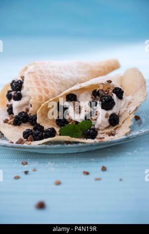 Waffeln mit vegan Vanillecreme, Brombeeren und crunchy Müsli Stockfoto