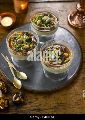 Banana Pudding mit Weihnachten Termine und Pistazien Dessert Stockfoto