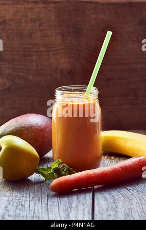 Mango Apfel Karotte Bananen Smoothie Stockfoto