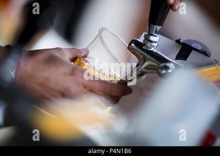 Apfelsaft, mit Gewindebohrung Stockfoto