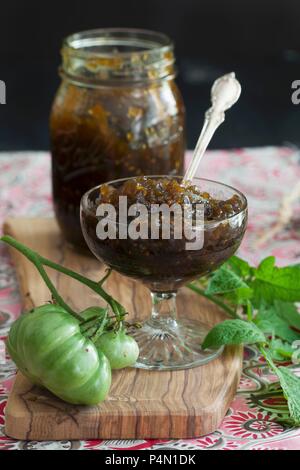 Tomaten Marmelade in einem Becher Stockfoto