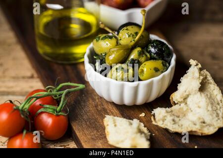 Kraut Oliven, Kapern Früchte, Tomaten und Brot Stockfoto