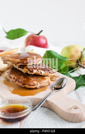 Apfel-Pfannkuchen mit Ahornsirup Stockfoto