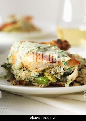 Huhn gefüllt mit Spargel in weißer Wein & Schalotten Sauce Stockfoto