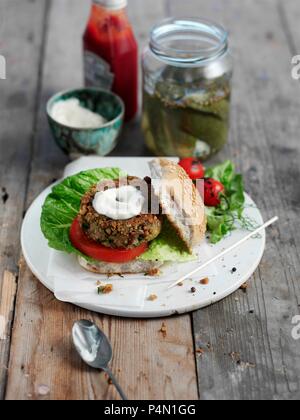 Eine kichererbse Burger mit Joghurt und Essiggurken Stockfoto