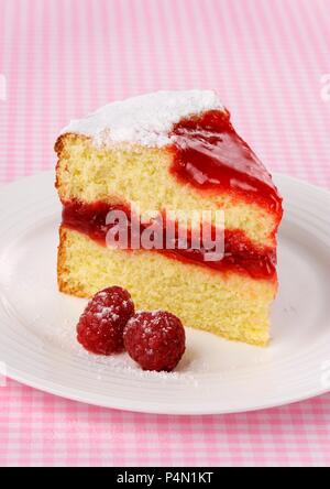 Ein Stück Torte mit Himbeeren Marmelade Stockfoto