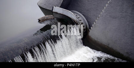 Ein Bild des fließenden Wassers. Der Damm ist so konzipiert, dass der Wasserstand in den Flüssen innerhalb der Stadt zu regeln und technischen Wasser Industrie zur Verfügung zu stellen Stockfoto