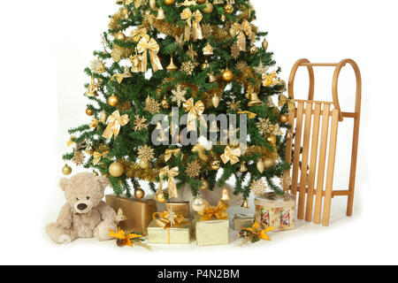Reich geschmückten Weihnachtsbaum mit goldenen Ornamenten studio Shoot isoliert weißer Hintergrund mit einem goldenen präsentiert. Horizontale schießen. Konzeptionelle für Stockfoto