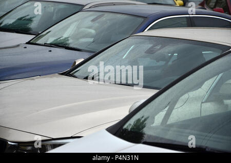 Dächer von mehreren Autos. Viele Autos stehen bei rush hour schließen. Stockfoto
