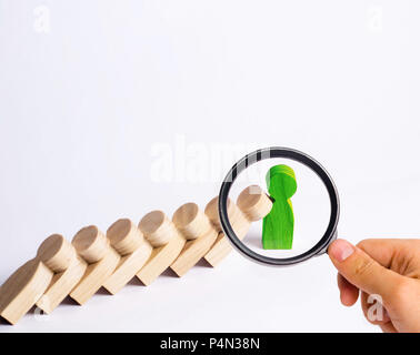 Die Menschen in der Linie fallen wie Dominosteine. Green Man stoppt den Sturz des Menschen wie Dominosteine. Das Konzept der Haltbarkeit und Festigkeit, Geschäftsideen. Willenskraft, Stockfoto