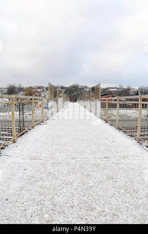 Die Brücke über die Gleise in der Nähe der South Railway Station. Die Stadt Charkow. Fisheye Foto mit künstlerische Verzerrung. Stockfoto