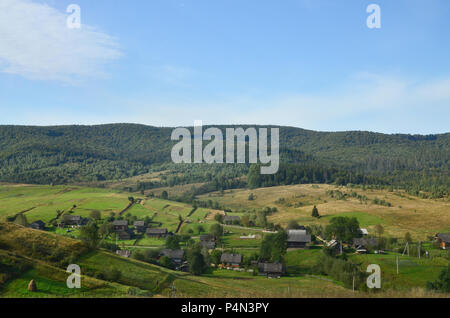 Foto der Karpaten, die haben eine Menge Nadelbäume. Wald- und Berglandschaft im frühen Herbst Jahreszeit Stockfoto