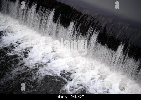 Ein Bild des fließenden Wassers. Der Damm ist so konzipiert, dass der Wasserstand in den Flüssen innerhalb der Stadt zu regeln und technischen Wasser Industrie zur Verfügung zu stellen Stockfoto