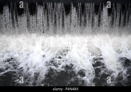 Ein Bild des fließenden Wassers. Der Damm ist so konzipiert, dass der Wasserstand in den Flüssen innerhalb der Stadt zu regeln und technischen Wasser Industrie zur Verfügung zu stellen Stockfoto