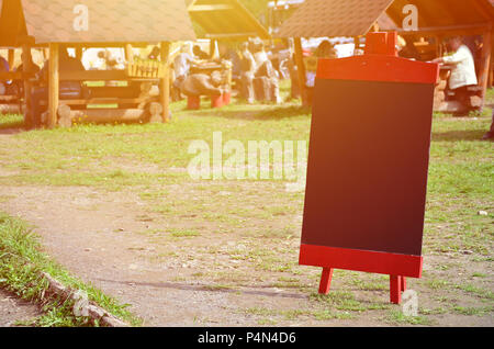 Ein grosses Board als Menü für eine open-air Restaurant in einer bergigen Gegend. Freier Platz für Ihren Text. Stockfoto