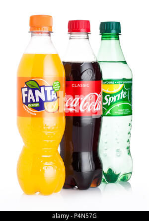 LONDON, UK - Juni 02, 2018: Flaschen Coca Cola und Fanta und Sprite auf weißem Hintergrund. Populärste soda Produkte in der Welt. Stockfoto