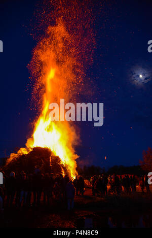 Traditionelle Feuer mit Mond auf einer Party mit Menschen in Schweden Stockfoto