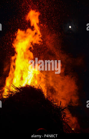 Lagerfeuer bei Vollmond in Schweden Stockfoto