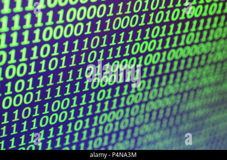 Makroaufnahme der binären Code auf dem Monitor von einem Computer im Büro. Der Begriff der Arbeit des Programmierers. Die Strömung der digitalen Informationen, die Saiten. Stockfoto