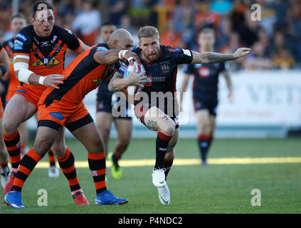 Wigan Warriors Sam Tomkins überspringt, weg von einem Angriff von Castleford Tiger Jake Webster, während der Betfred Super League Match auf dem Weg der Besserung - A - Hose-Jungle, Castleford. Stockfoto