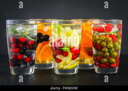 Verschiedene detox Wasser in Gläser, verschiedene Geschmäcker, Beeren, Früchte Stockfoto