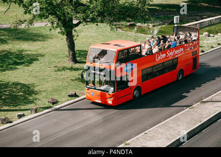 Lissabon, 18. Juni 2018: Ein roter Bus mit Touristen Attraktionen rund um die Stadt. Lissabon Sightseeing. Stockfoto