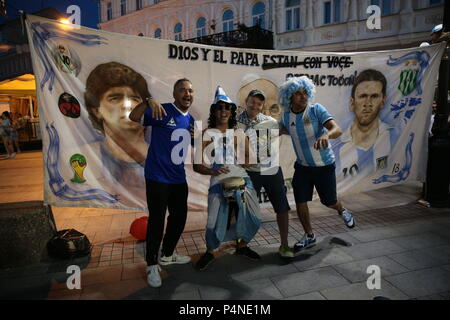 Argentinische Fußball-Fans tanzen in der Straße im Zentrum von Nischni Nowgorod, Russland, während der FIFA WM 2018. Stockfoto