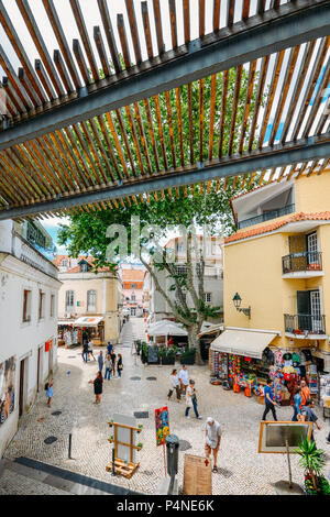 Cascais, Portugal - Juni 8, 2018: Besetzt touristischen Restaurants und Bars mit traditionellen portugiesischen Architektur Stockfoto