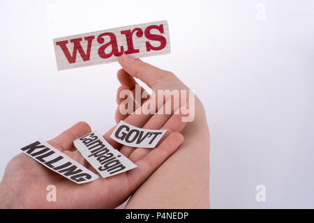 Zeitungstitel auf Seite gerissen Stockfoto