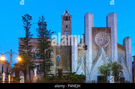 Abenddämmerung in Gallipoli, Provinz Lecce, Apulien, Süditalien. Das Heiligste Herz Jesu Kirche Chiesa del Sacro Cuore di Gesù. Stockfoto