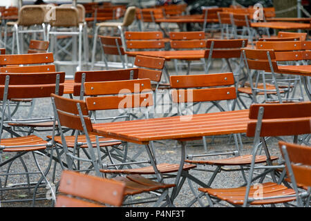 Unbesetzten Stühle und Tische in einem Restaurant im Garten mit Tisch und Stuhl Beine Beine aus Eisen und Holz Tops, Deutschland Stockfoto