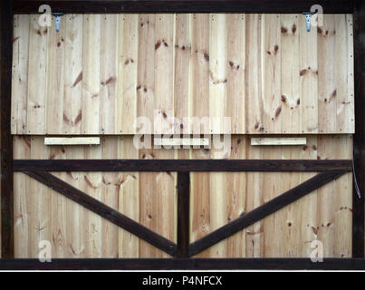 Holz- Hintergrund. Textur einer Holzwand mit den hellen und dunklen Planken. Unbemalt. Stockfoto