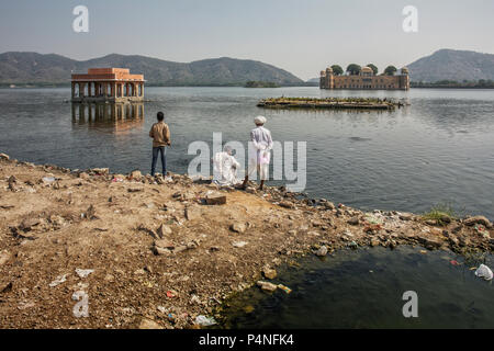 Der Palast Jal Mahal. Jal Mahal (Wasser Palace) wurde im 18. Jahrhundert in der Mitte des Menschen Sager See gebaut Stockfoto