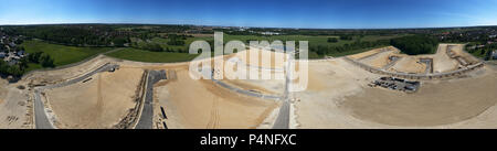 Große Baustelle mit dem sand Planum für eine neue Entwicklung und einem regen Rückhaltebecken im Hintergrund, Panoramablick aus der Luft, Deutschland Stockfoto