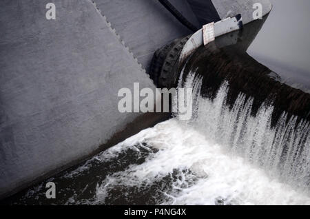 Ein Bild des fließenden Wassers. Der Damm ist so konzipiert, dass der Wasserstand in den Flüssen innerhalb der Stadt zu regeln und technischen Wasser Industrie zur Verfügung zu stellen Stockfoto