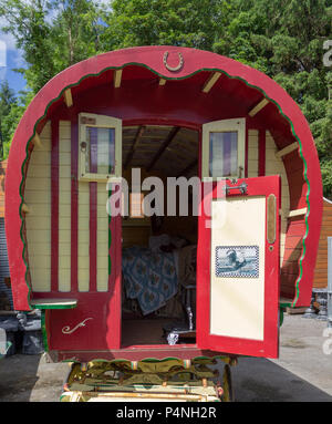 Gypsy Caravan oder Romany Caravan - Gelb und Rot. Stockfoto