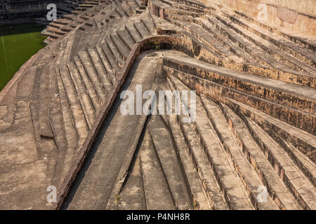 Traditionelle stepwell an Nahargarh Fort in Jaipur, Rajasthan, Indien. Das Fort wurde als Ort des Rückzugs auf dem Gipfel des Grat über Th gebaut Stockfoto