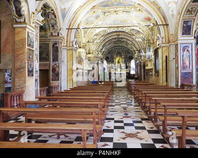 Historische Interieurs von Madonna del Sasso Kirche mit Holzmöbeln ... Historische Interieurs von Madonna del Sasso Kirche mit Holzmöbeln ...