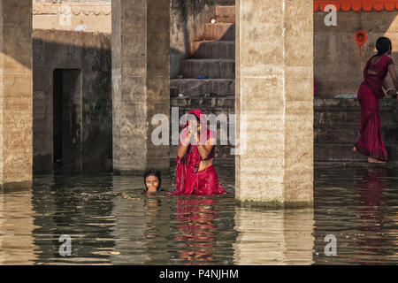 Nicht identifizierte hinduistischen Frauen Pilger im heiligen Fluss Ganges an den ghats von Varanasi, Uttar Pradesh, Indien Stockfoto