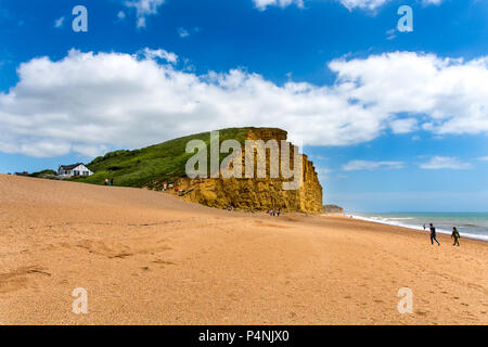 BRIDPORT, Dorset, Großbritannien - 6 May 2018: Klippen am West Bay, in der Nähe von Bridport. Stockfoto