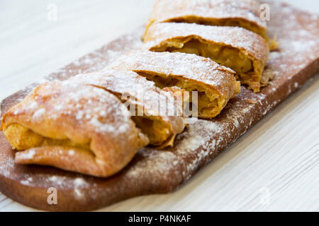 Apfelstrudel auf Holzbrett. Nahaufnahme. Stockfoto