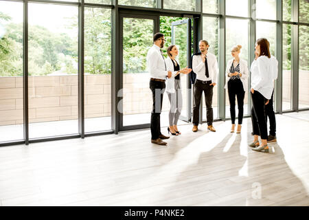 Business Leute, die im Büro Halle Stockfoto