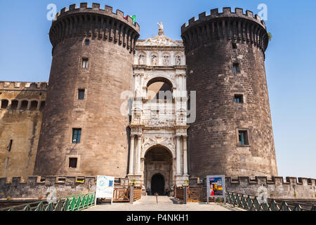 Neapel, Italien - 9. August 2015: Touristen sind in der Nähe der Eingang zum Castel Nouvo. Diese mittelalterliche Burg in Neapel wurde erstmals im Jahre 1279 errichtet. Stockfoto