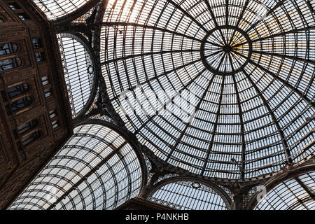 Neapel, Italien - 9. August 2015: Glasdach Kuppel der Galleria Umberto I Stockfoto