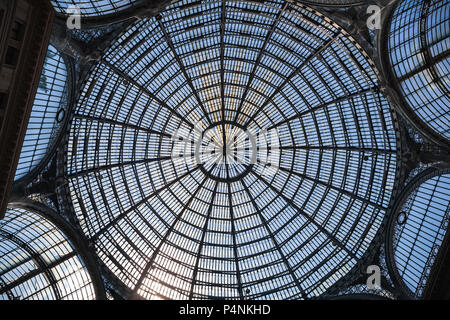 Neapel, Italien - 9. August 2015: Galleria Umberto I Innenraum Fragment, Glasdach Kuppel Stockfoto